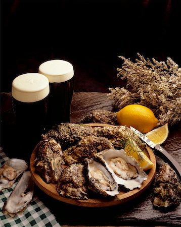simsearch:832-03640200,k - Vue grand angle sur un plateau d'huîtres avec verres de bière sur une table Photographie de stock - Rights-Managed, Code: 832-02252636