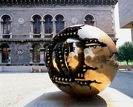 "Sphere Within Sphere"; Arnaldo Pomodoro Sculpture, Trinity College, Dublin Foto de stock - Con derechos protegidos, Código: 832-02252725