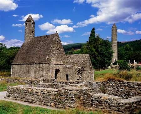 round tower - Chapel of Saint Kevin at Glendalough and round tower, Glendalough, Co. Wicklow, Ireland Foto de stock - Con derechos protegidos, Código: 832-02252740