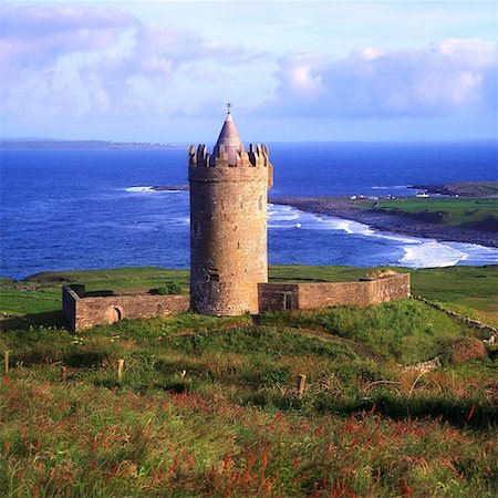 doolin castle - Doonagore Castle, Co Clare, Ireland, 16th Century tower house overlooking the Atlantic Ocean Foto de stock - Direito Controlado, Número: 832-02253041