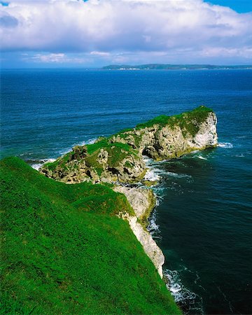 Kenbane Castle, Co Antrim, Ireland, Rathlin Island in the background Foto de stock - Con derechos protegidos, Código: 832-02253344