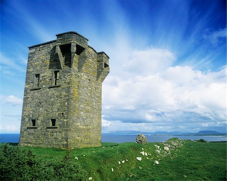 Low angle view of a castle, Ross Castle, County Sligo, Republic Of Ireland Foto de stock - Con derechos protegidos, Código: 832-03232235