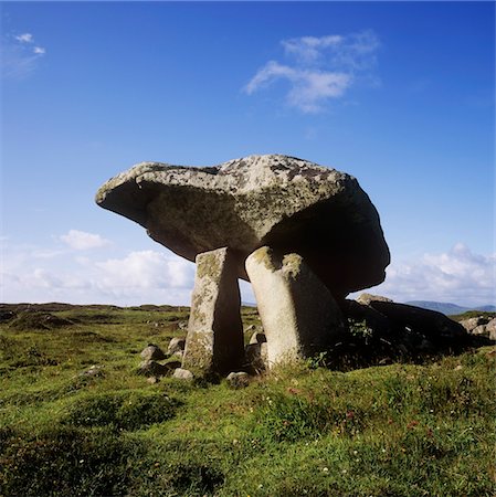 dolmen - Low angle view of a rock structure, Kilclooney Dolmen, County Donegal, Republic Of Ireland Fotografie stock - Rights-Managed, Codice: 832-03232322