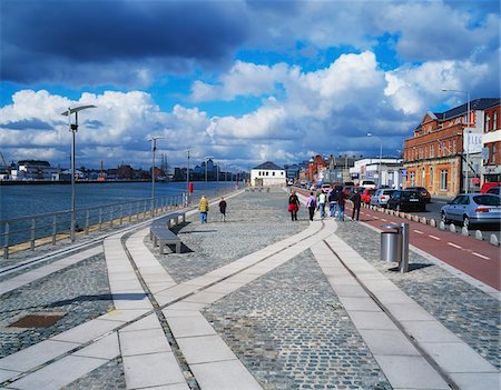 North Quays and River Liffey, Dublin, Co Dublin, Ireland; Cobblestone walkway along the river Foto de stock - Con derechos protegidos, Código: 832-03232434