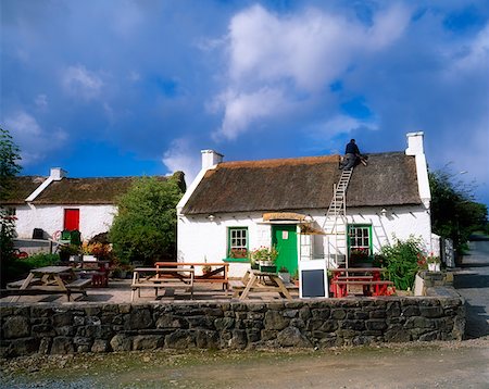 Kilmacrenin, Co Donegal, Irlande ; Homme d'une maison de toits de chaume Photographie de stock - Rights-Managed, Code: 832-03232840