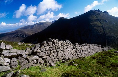 Mourne Wall, Slieve Meelmore, Mountains of Mourne, County Down, Ireland; Stone wall in countryside Fotografie stock - Rights-Managed, Codice: 832-03232894