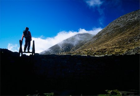 simsearch:832-03639960,k - Mur de Mourne, Slieve Meelbeg, montagnes de Mourne, comté de Down, Irlande ; Personne au sommet du mur de Pierre Regarde un massif Photographie de stock - Rights-Managed, Code: 832-03232895