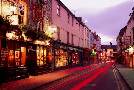 Plunkett Street, Killarney, County Kerry, Ireland; Streetscape with taillights Foto de stock - Con derechos protegidos, Código: 832-03233008