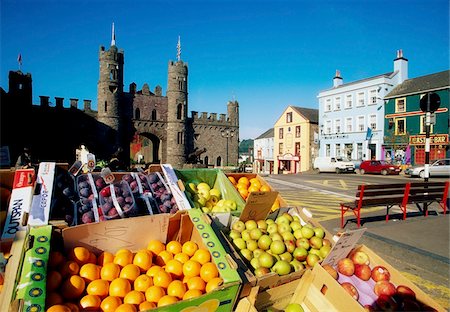 Macroom, comté de Cork, en Irlande ; Marché en plein air avec château Photographie de stock - Rights-Managed, Code: 832-03233000