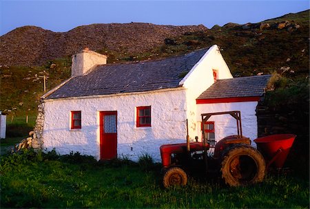 Île de Valentia, comté de Kerry, Irlande ; Ferme et tracteur Photographie de stock - Rights-Managed, Code: 832-03233013