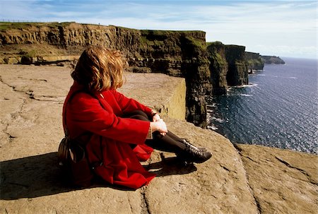 Falaises de Moher, comté de Clare, Irlande ; Femme admirant le paysage d'une falaise Photographie de stock - Rights-Managed, Code: 832-03233030