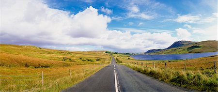 donegal - Lough Finn, Glenties, County Donegal, Ireland; Country road by lake Foto de stock - Con derechos protegidos, Código: 832-03233110