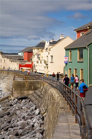 Lahinch, County Clare, Ireland; People walking in village Foto de stock - Con derechos protegidos, Código: 832-03233196
