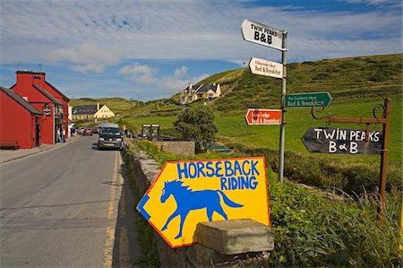 doolin - Doolin, County Clare, Ireland; Street with horseback riding sign Foto de stock - Direito Controlado, Número: 832-03233197