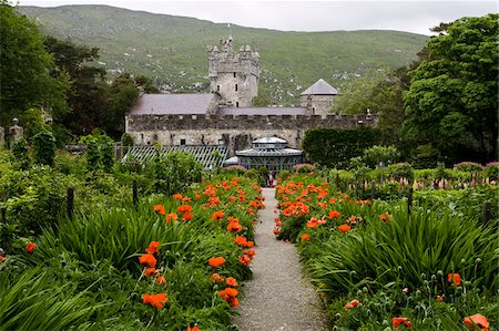 Glenveagh National Park, County Donegal, Ireland; Flowering Irish garden with castle in background Foto de stock - Con derechos protegidos, Código: 832-03233489