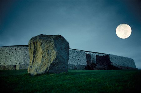 pleine lune - Newgrange, Co Meath, Irlande ; Vue de la chambre funéraire à pierre dressée à la nuit Photographie de stock - Rights-Managed, Code: 832-03233511