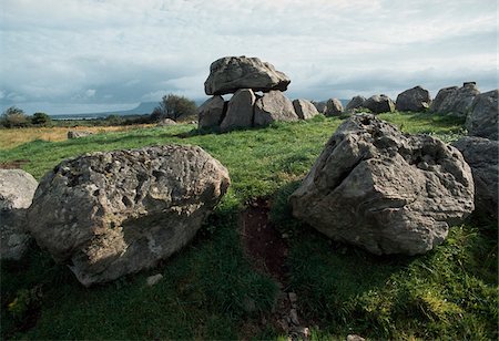 dolmen sligo - Carrowmore, Co Sligo, Irlande ; Dolmen dans un cercle de pierres à un paysage préhistorique de rituel Photographie de stock - Rights-Managed, Code: 832-03233549