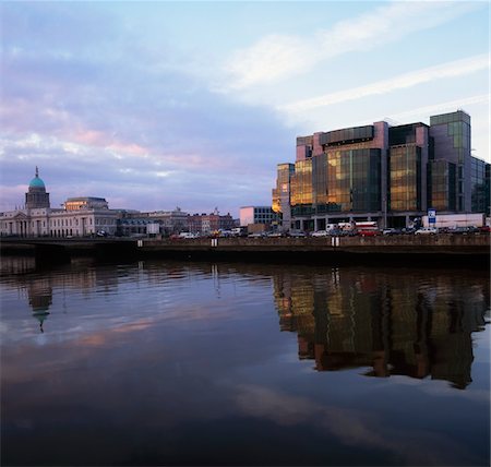 International Financial Services Centre, Dublin, Co Dublin, Ireland;  Exterior view of the International Financial Services Centre and Custom House in the distance Foto de stock - Direito Controlado, Número: 832-03233591