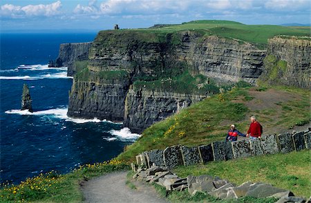 Cliffs of Moher,Co Clare,Ireland;Tourists at Cliffs of Moher Foto de stock - Con derechos protegidos, Código: 832-03233593