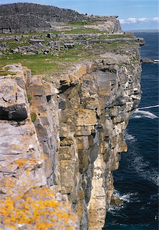 préhistorique - Dun Aengus, Inishmore, îles d'Aran, Co Galway, Irlande ; Fort préhistorique sur une falaise Photographie de stock - Rights-Managed, Code: 832-03233614