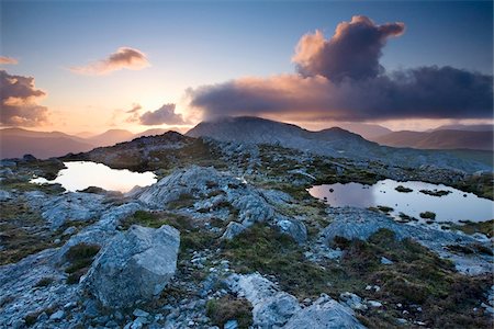 Maumturks, Co Galway, Ireland; Pools on the summit of Knocknahillion Foto de stock - Con derechos protegidos, Código: 832-03233640