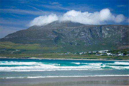 Achill Island, Co Mayo, Ireland; Trawmore and Croaghaun surrounded by low lying cloud Foto de stock - Con derechos protegidos, Código: 832-03233665