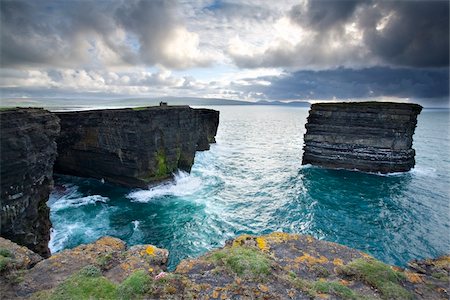 simsearch:841-03063006,k - Downpatrick Head, Co Mayo, Ireland;  Cliff and seastacks at the Atlantic Ocean Foto de stock - Con derechos protegidos, Código: 832-03233679