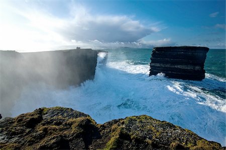 Downpatrick Head, Co Mayo, Ireland;  Cliff and seastacks at the Atlantic Ocean during a winter swell Foto de stock - Con derechos protegidos, Código: 832-03233680