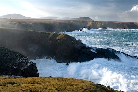 Co Mayo, Irlande ; Haute mer qui fait rage autour de la base des falaises au nord de Mayo Photographie de stock - Rights-Managed, Code: 832-03233681