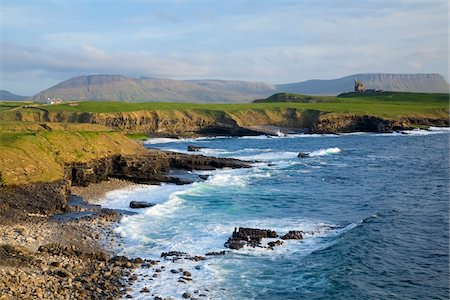 Classiebawn Castle, Mullaghmore, Co. Sligo, Irland; 19. Jahrhundert Schloss mit Ben Bulben in der Ferne Stockbilder - Lizenzpflichtiges, Bildnummer: 832-03233690