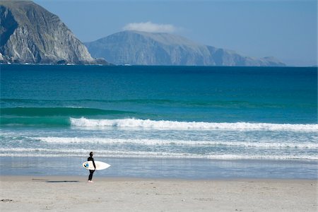 Achill Island, Co Mayo, Ireland; Surfer walking along Trawmore beach Foto de stock - Con derechos protegidos, Código: 832-03233719