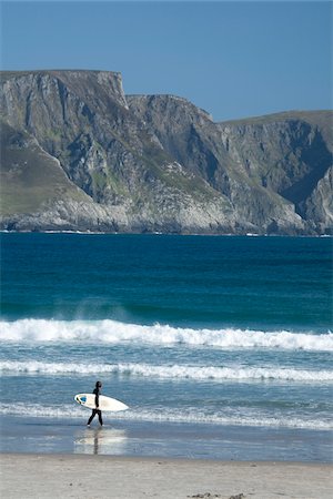 Achill Island, Co Mayo, Ireland; Surfer walking along Trawmore beach Foto de stock - Con derechos protegidos, Código: 832-03233721