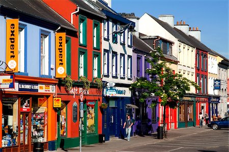 Kenmare, Co Kerry, Ireland; Traditional signs hanging from shopfronts Foto de stock - Con derechos protegidos, Código: 832-03233755