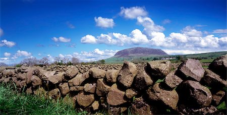 Stone wall on a landscape, Slemish, County Antrim, Northern Ireland Foto de stock - Con derechos protegidos, Código: 832-03358578