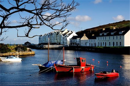 simsearch:400-03933433,k - Boats moored at a riverbank with buildings in the background, Cushendun, County Antrim, Northern Ireland Fotografie stock - Rights-Managed, Codice: 832-03358604