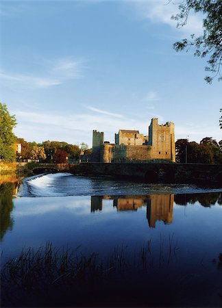 Cahir Castle, Co. Tipperary, Irland; Cahir Castle spiegelt sich in den Fluss Stockbilder - Lizenzpflichtiges, Bildnummer: 832-03358802
