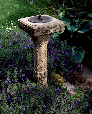 reloj de sol - Sundial, Among Geraniums & Hostas, Keady Rectory, Co Armagh, Ireland Foto de stock - Con derechos protegidos, Código: 832-03358867