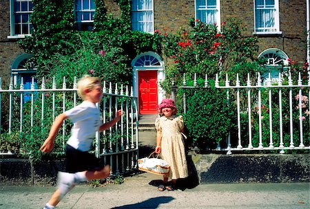 Georgian Door, Children Outside House, Dublin, Ireland Fotografie stock - Rights-Managed, Codice: 832-03358896
