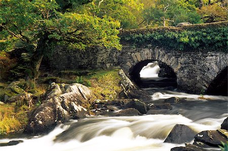 ring of kerry - Galway's Bridge, Killarney National Park, County Kerry, Ireland; Water flowing under bridge Foto de stock - Con derechos protegidos, Código: 832-03359145