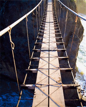 pont suspendu - Carrick-a-Rede, comté d'Antrim, en Irlande ; Gros plan d'un pont de corde de National Trust Photographie de stock - Rights-Managed, Code: 832-03359158