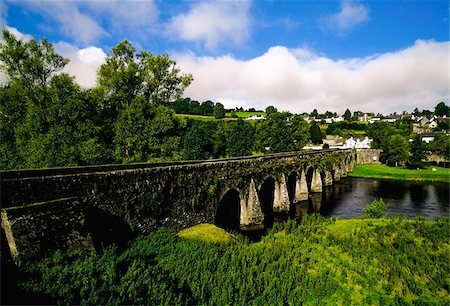 Irlande ; Vieux pont avec une ville dans la distance Photographie de stock - Rights-Managed, Code: 832-03359217