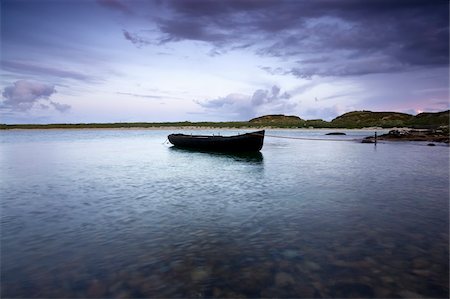 ruderboot - Hunde Bay, Roundstone, County Galway, Irland; Fischerboot im Wasser in der Dämmerung Stockbilder - Lizenzpflichtiges, Bildnummer: 832-03359253