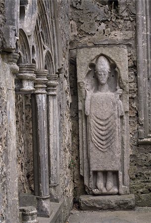 Cathédrale, Co Clare, Irlande St Flannan ; Statue dans une cathédrale du 12ème siècle Photographie de stock - Rights-Managed, Code: 832-03359268