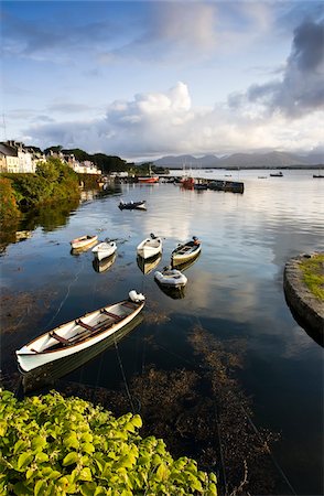 Roundstone, Co Galway, Irlande ; Bateaux dans le port de Roundstone avec le Twelve Bens dans la distance de pêche Photographie de stock - Rights-Managed, Code: 832-03359298