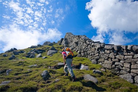 simsearch:832-03359286,k - Mourne Mountains, Co Down, Ireland;  Hiker beside the Mourne Wall on the slopes of Slieve Bearnagh Foto de stock - Con derechos protegidos, Código: 832-03359305