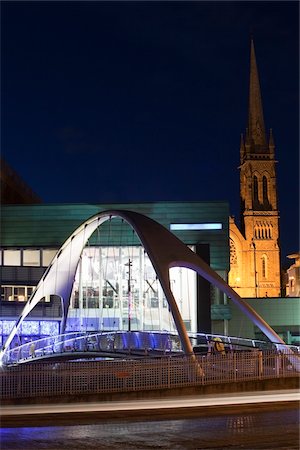 De Lacey pont, rivière Boyne, Drogheda, Co Louth, Irlande ; Pont avec Scotch Hall du Centre commercial et l'église de St Mary à l'arrière-plan Photographie de stock - Rights-Managed, Code: 832-03359309