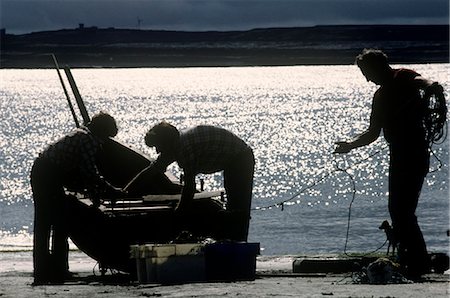 simsearch:832-03233644,k - Silhouette der Fischer in der Nähe der Currach am Strand, Inishmaan, Aran-Inseln, Bucht von Galway, Irland Stockbilder - Lizenzpflichtiges, Bildnummer: 832-03639315