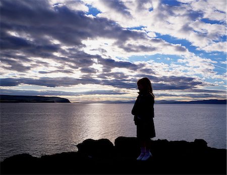 simsearch:649-06305395,k - Jeune fille debout par l'océan Atlantique, Portstewart, Co. Londonderry, Irlande Photographie de stock - Rights-Managed, Code: 832-03639332