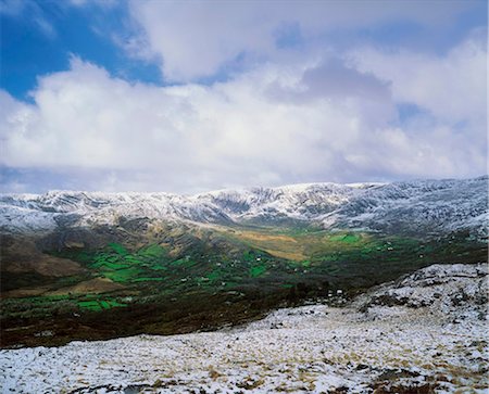 Caha Mountains, Co Cork, Ireland; Snow Over The Mountains Foto de stock - Con derechos protegidos, Código: 832-03639448