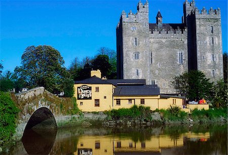 simsearch:832-02254615,k - Bunratty Castle, Co Clare, Irlande ; XVe siècle maison tour Photographie de stock - Rights-Managed, Code: 832-03639637